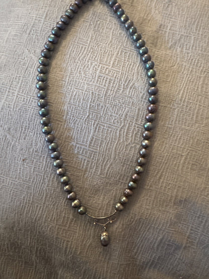 Black pearl drop pearl necklace