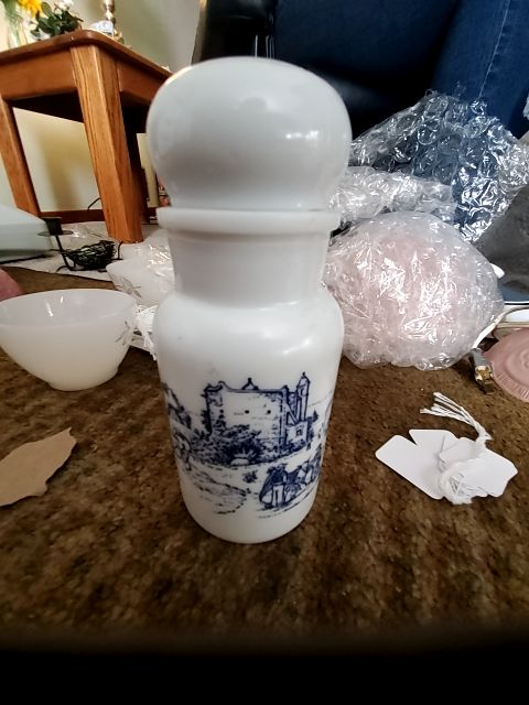 Milk glass canister w/lid