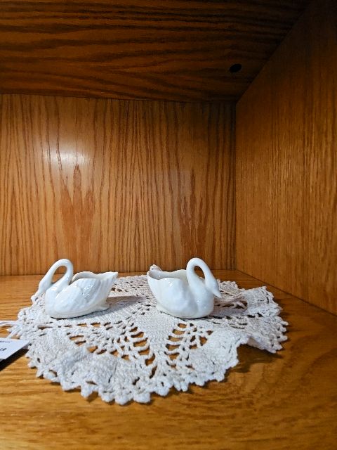 Home Decor pair of Lenox swans