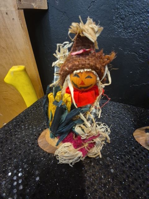 Table Decor Scarecrow w/Dk Green Cornstalks, 5.5"