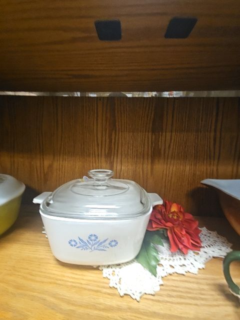Vintage Cornflower Corning with lid, 1.75 qt