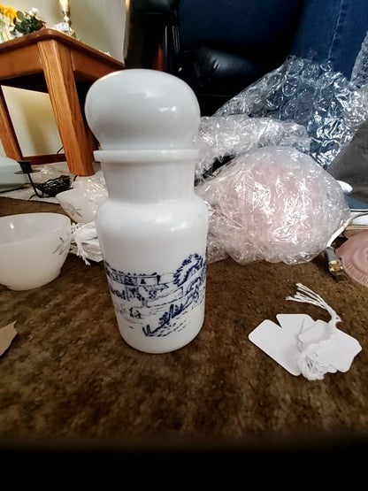 Milk glass canister w/lid