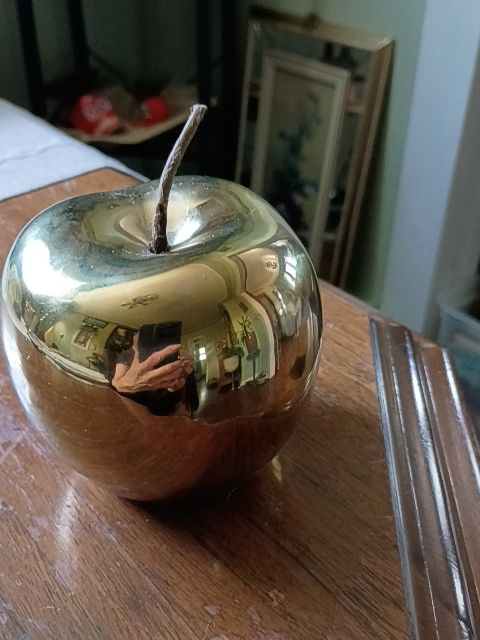 Gold metal 3 x 4 apple