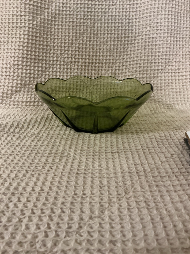 Green Anchor Hocking Vintage Avacado serving bowl, 7.25”