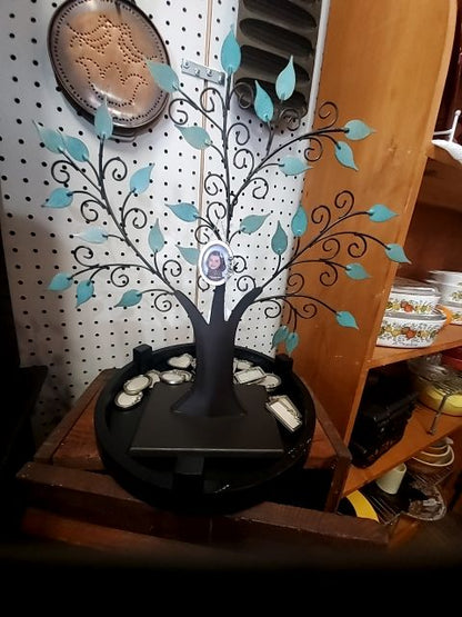 2003 hallmark family tree w/22 frames, Includes 22 frames