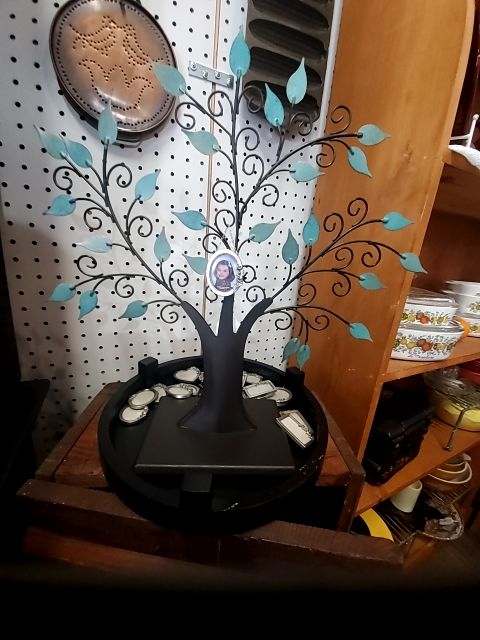 2003 hallmark family tree w/22 frames, Includes 22 frames