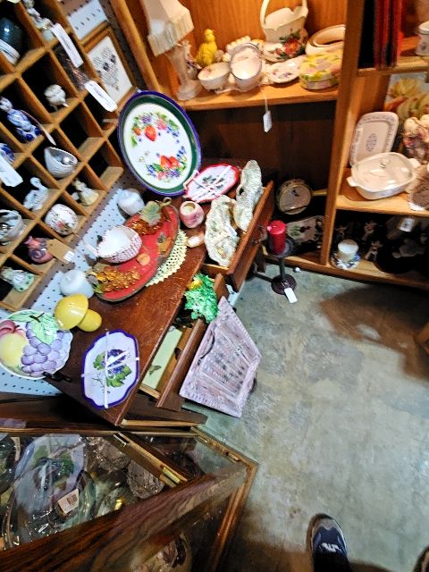 Vintage 2 drawer entry table as is