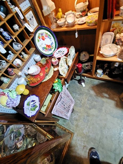 Vintage 2 drawer entry table as is