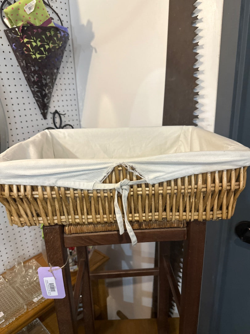 Wicker basket with liner