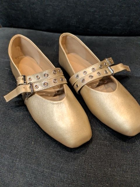 Cuccoo Gold tone flats size 38