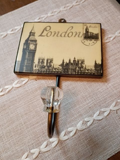 7" x 9" London metal wall rack