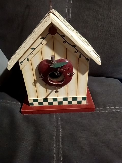 Bird house w/apple