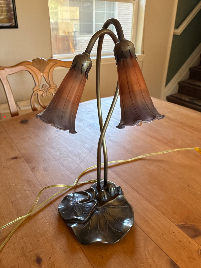 Tiffany-style pond lily/tulip lamp