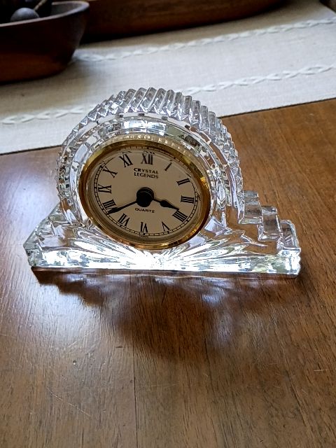 Vintage crystal legends quarts clock 6" x 4"