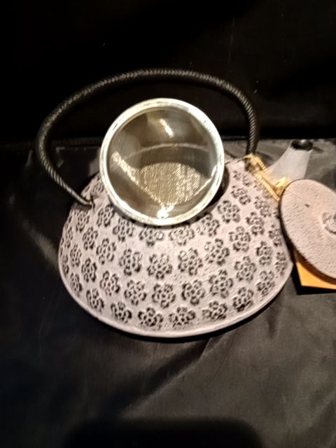 Tetsubin cast iron tea pot NWT