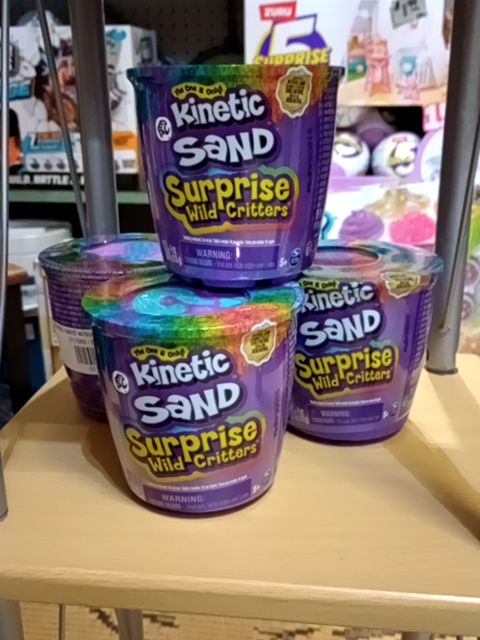 Kinetic sand w/surprise wild critter