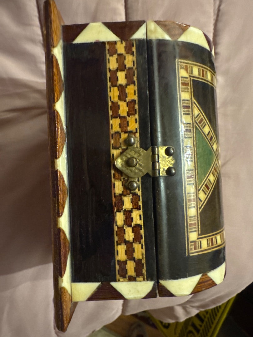 Wood trinket box