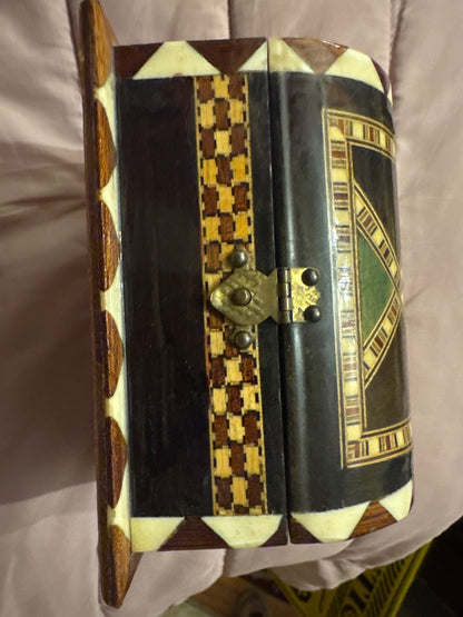 Wood trinket box