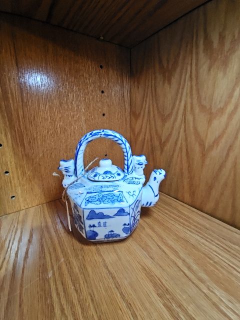 Vintage 70's Blue and White teapot LR