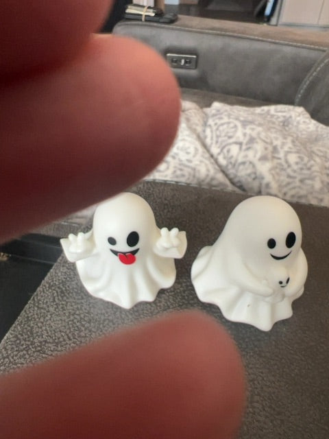 Ghost figures -medium