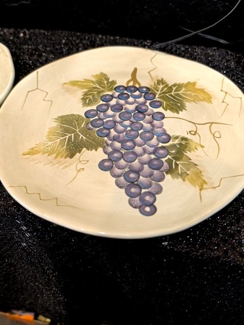 9" grape vine plate set of 2