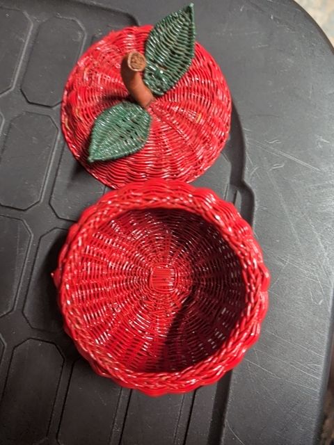 Red  Wicker Apple Basket w/Lid, 4.5" x 5.5"