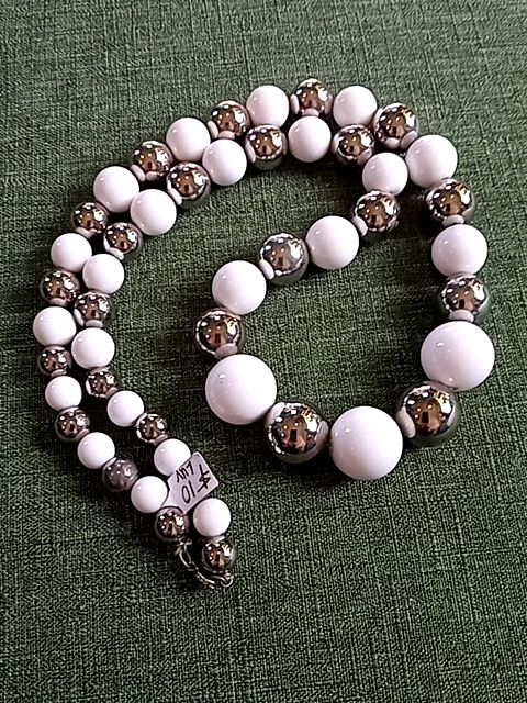 White  Vintage graduated necklace
