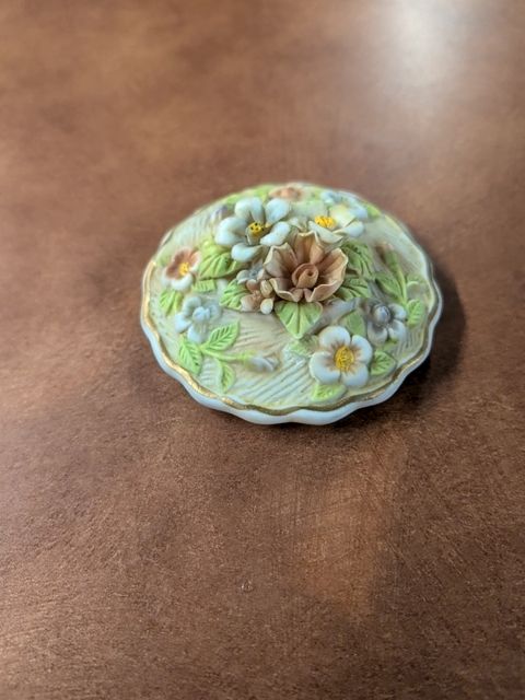 Porcelain decorative lid