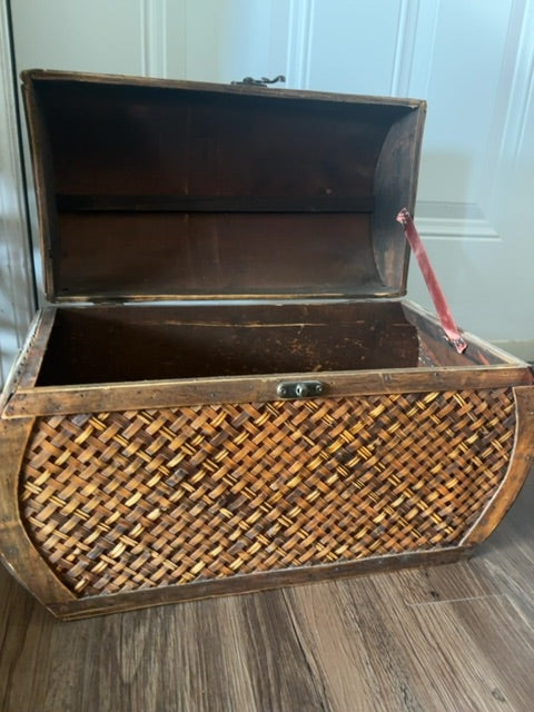 (Large) Wicker weave treasure chest