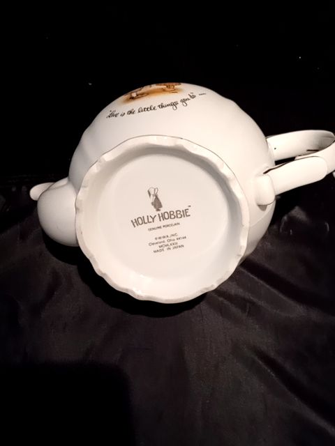 Hollie Hobbiie tea pot