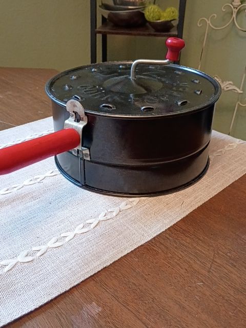 E-Z 1950's black metal popcorn pan