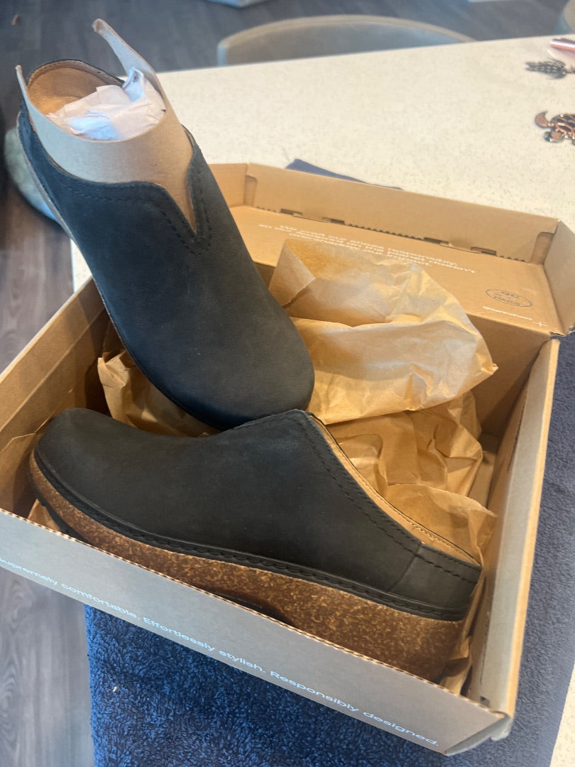 Brand new earth shoes in black size 7