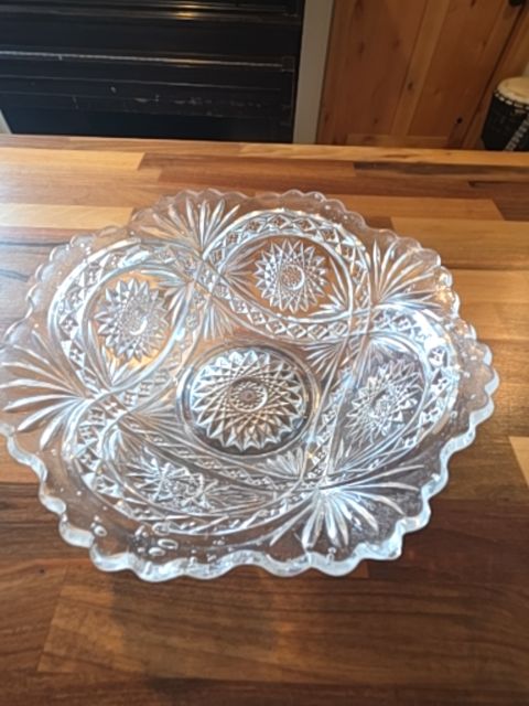Medium glass dish
