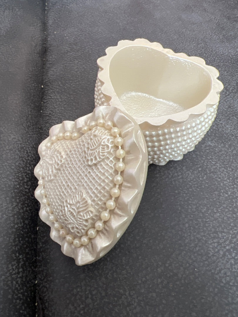 LENOX  PEARL JEWELRY TRINKET BOX HEART SHAPED CREAM LID PORCELAIN