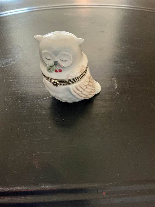 Cream Unknown Owl pill Limoges, 2.75