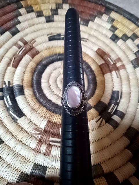 Sterling/ mother of pearl Vintage Ring, 7.5