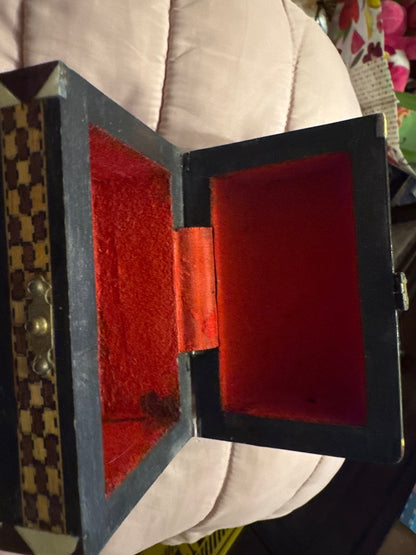Wood trinket box