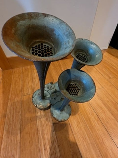 Vintage Semi/train horn