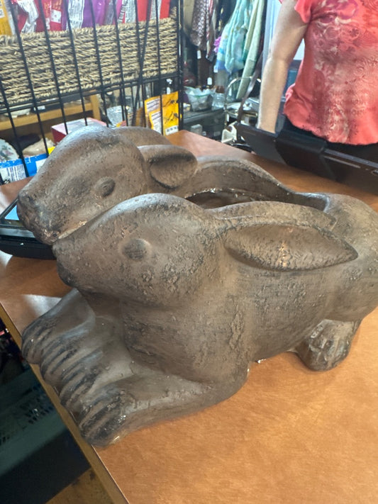 Kissing bunny planter