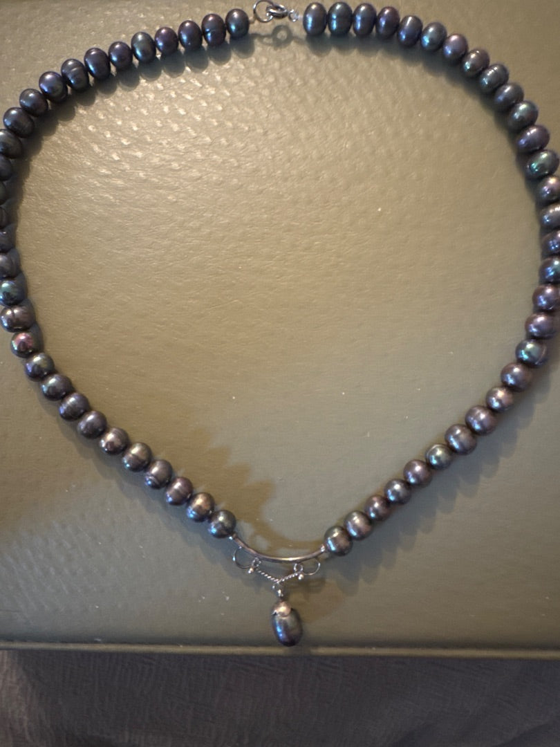 Black pearl drop pearl necklace