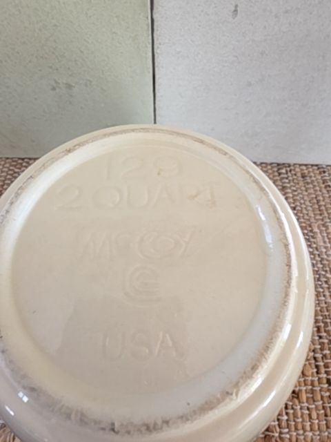McCoy bowl 2 quart, 5" x 7.5"