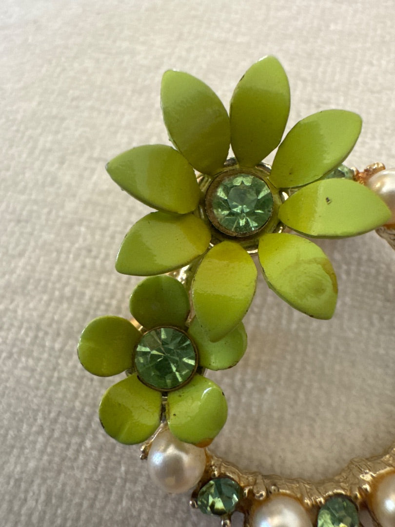 Pearls and peridot floral circle pin