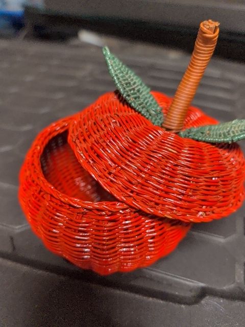 Red  Wicker Apple Basket w/Lid, 4.5" x 5.5"