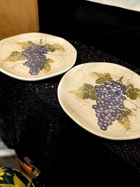 9" grape vine plate set of 2