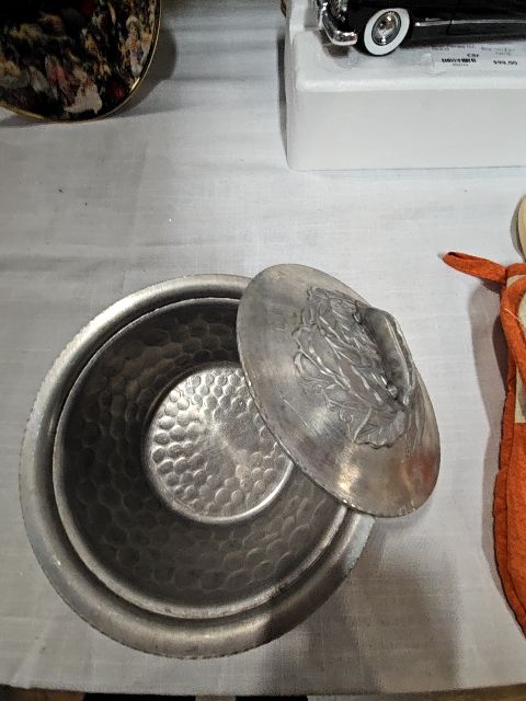 Everlast Hand Forged Aluminum Bowl with Pea Handle Lid