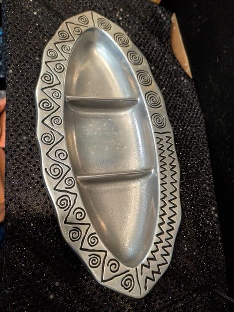 Wilton Armetale Rwp Reggie Oval Divided Tray